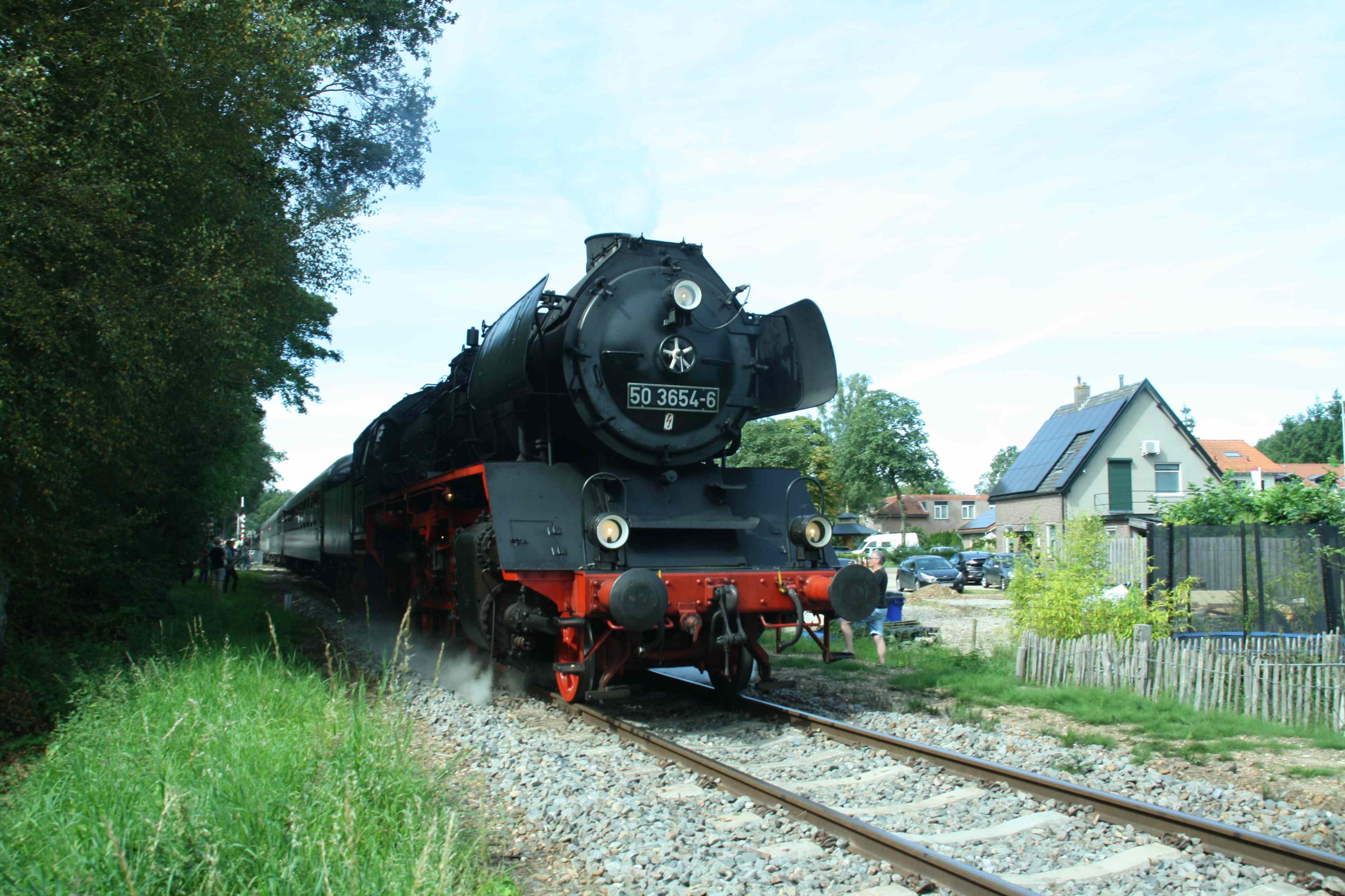 230903 383 Loenen Bf Dampflok VSM ex DR 50 3654 mit Zug 57 von Loenen nach Dieren am Bahnsteig komp