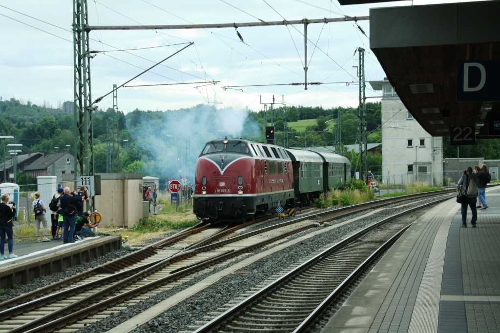 230701 021 Altenbeken Bw MEH V 200 033 5 DPE5663 Altenbeken nach Paderborn ssetzt um zum Bahnsteig