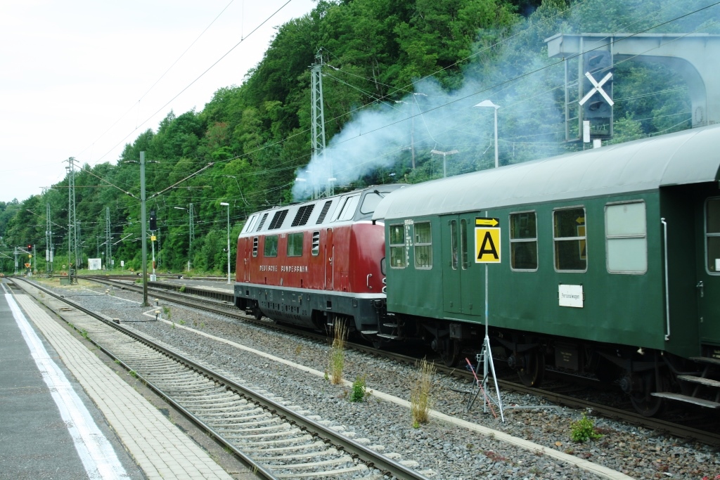 230701 029 Altenbeken Bf MEH V 200 033 5 DPE5663 Altenbeken nach Paderborn ssetzt um zum Bahnsteig